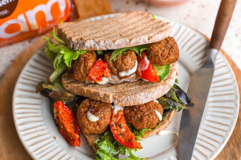Glutenvrij broodje falafel met gezonde knoflooksaus