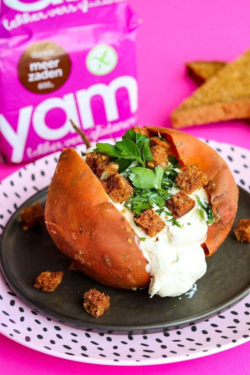 Gepofte zoete aardappel met glutenvrije croutons