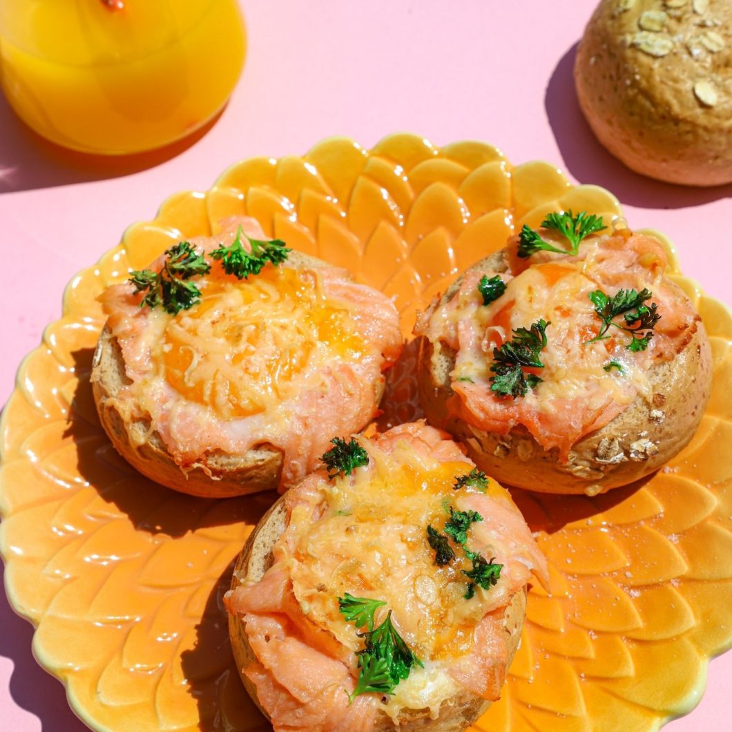 Broodje gevuld ei met zalm
