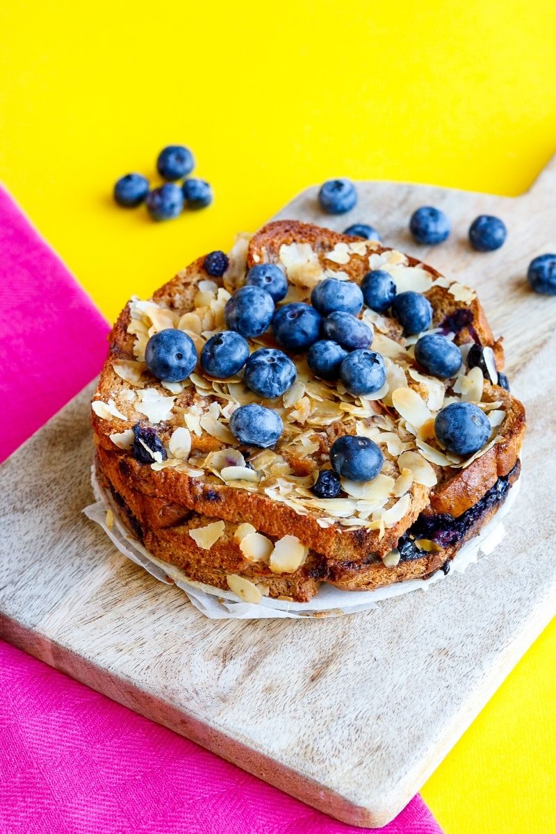 Glutenvrije broodpudding met blauwe bessen