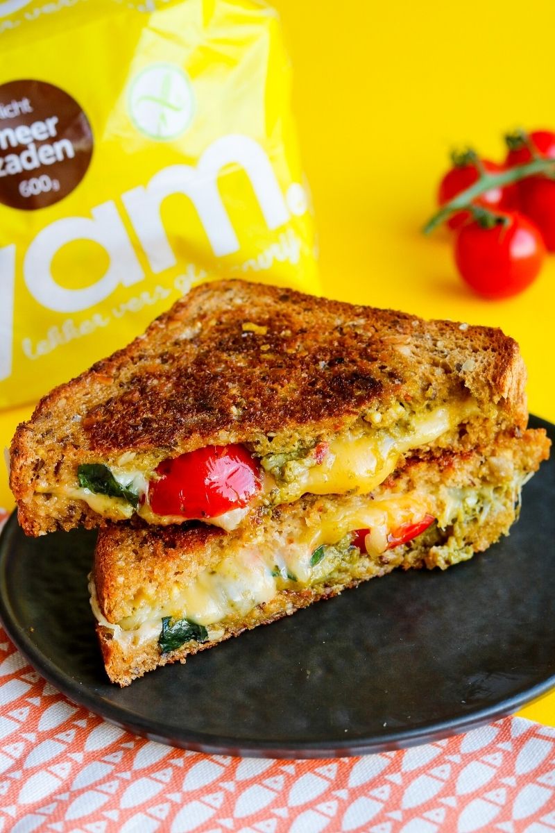 Glutenvrije pantosti met pesto en tomaat