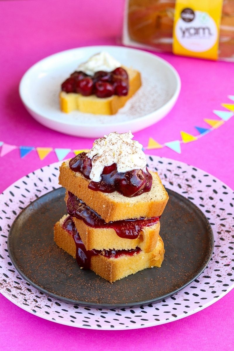Glutenvrije vanille cake met warme kersen