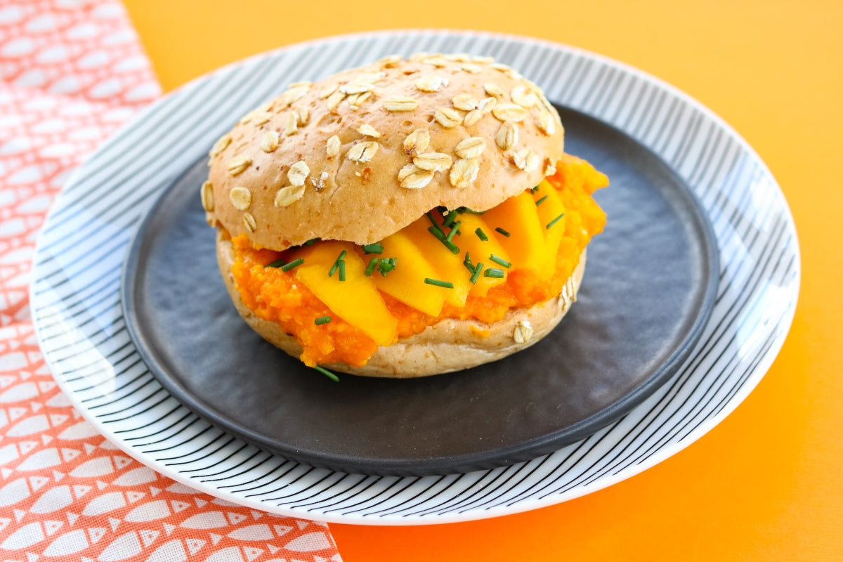 YAM bruin bolletje met frisse wortelspread