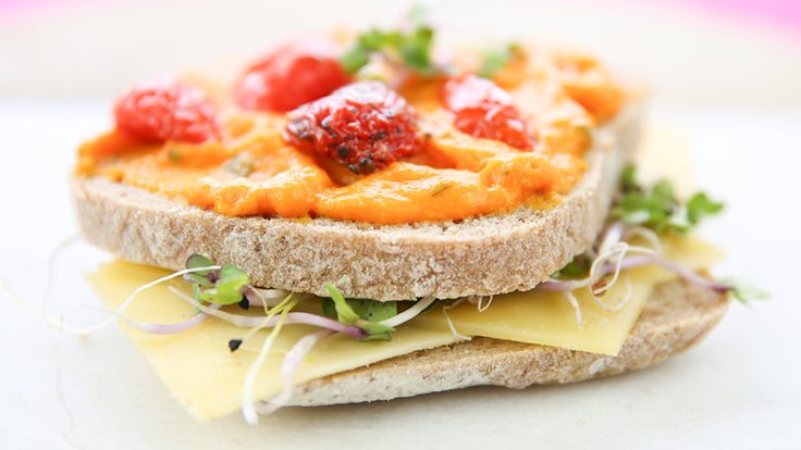 YAM desem met kaas, hummus u0026amp; tomaat