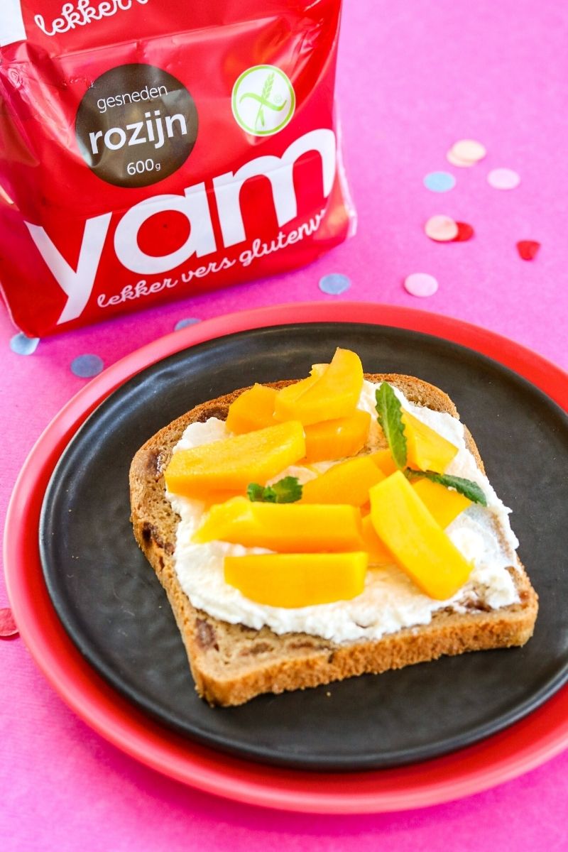 YAM rozijnenbrood met mango en ricotta