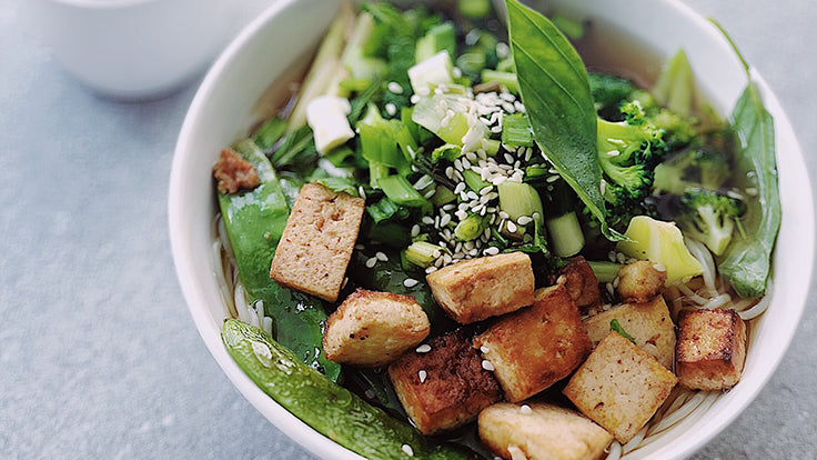 Gerookte kip met rijst en lente-ui poké bowl