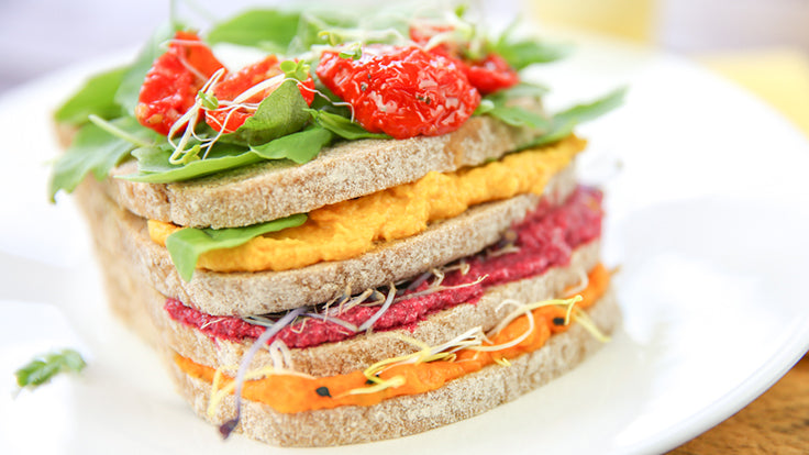 Vegetarische regenboog sandwich